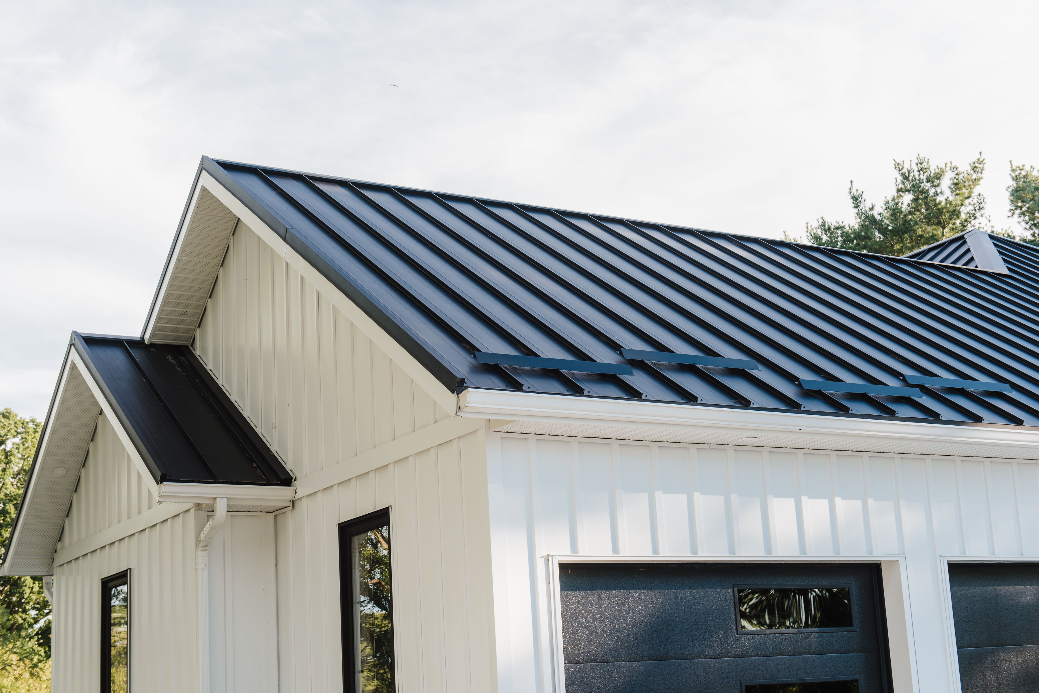 Country Towne Ebony Snaplock ss550 roof, Bright White Lock Board and batten220930-DSC_8246