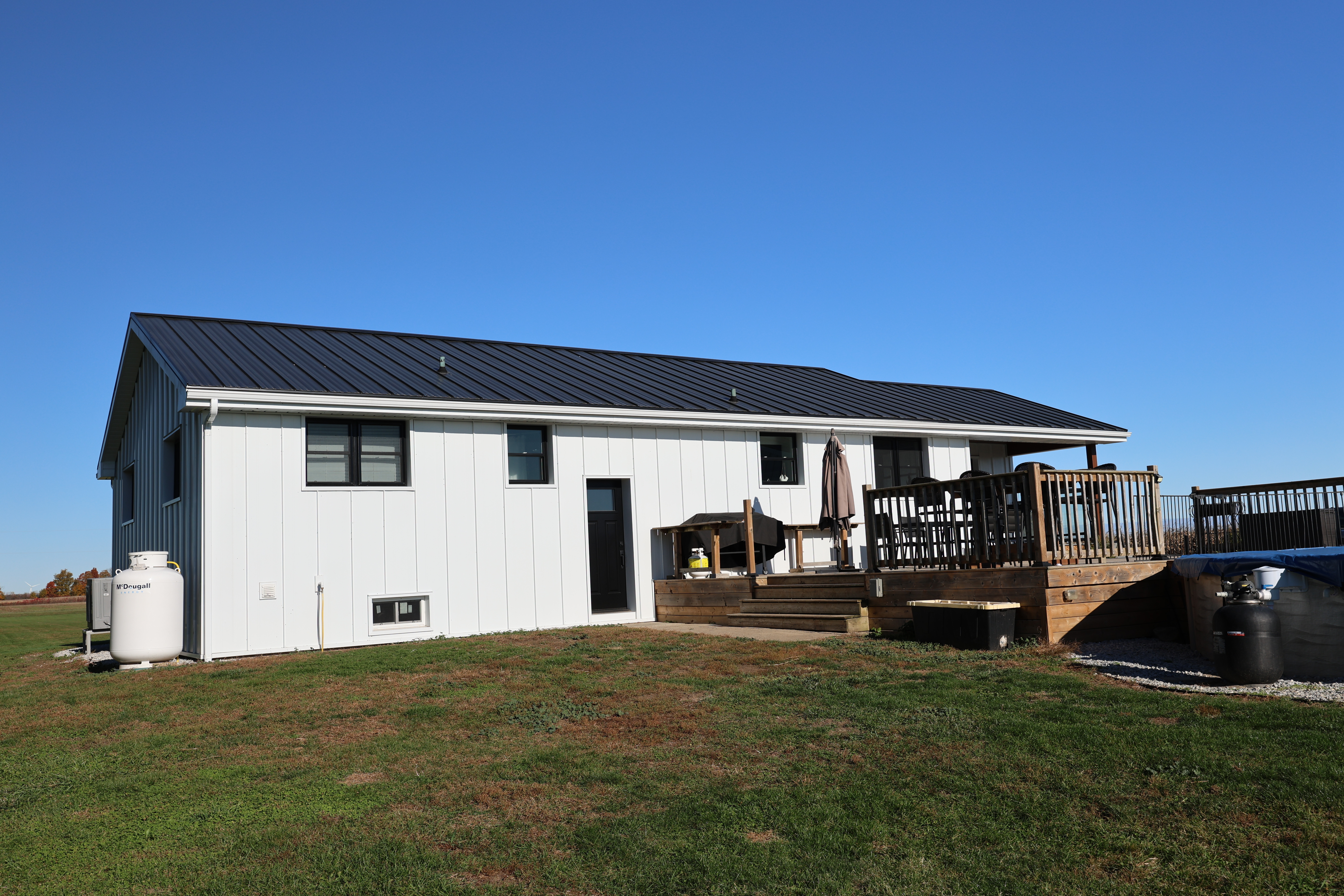 Country Towne FF100 Snaplock standing seam siding, soffit and color matched eavestrough, 1A0025
