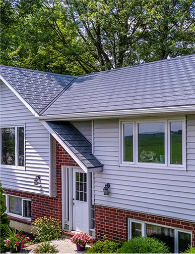Niagrafalls Ontario house with Country Towne metal shingle roof offering weather-resistant durability