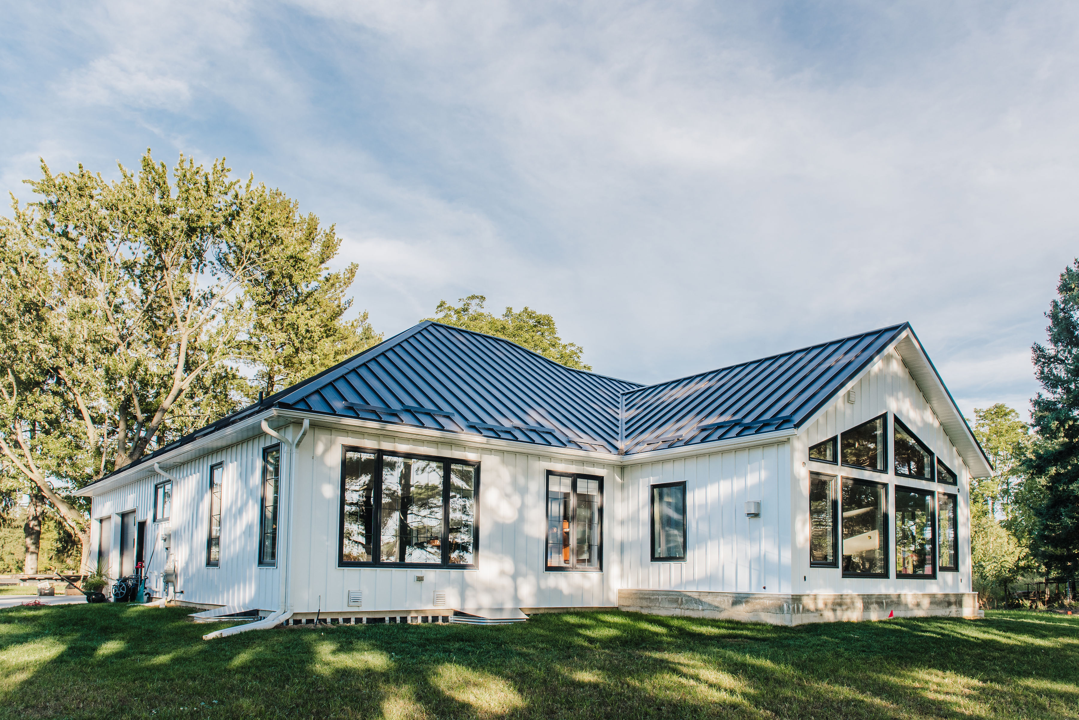 Country Towne Ebony Snaplock ss550 roof, Bright White Lock Board and batten220930-DSC_8239